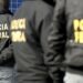 Agentes da Polícia Federal com homem algemado, ilustrando operação contra fraudes em concursos como CNU, Caixa e Banco do Brasil.