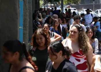Fila de candidatos aguardando para realizar a Prova Nacional Docente.