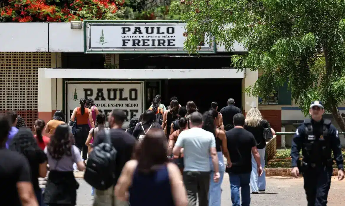 Primeira edição da PND Pessoas entrando no Centro de Ensino Médio Paulo Freire, durante a primeira edição da PND, no dia 26 de outubro.