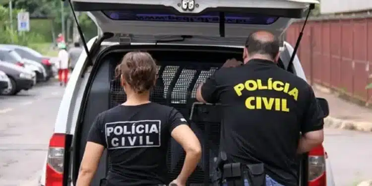 Agentes da Polícia Civil em operação de campo próximos a viatura oficial durante atividade investigativa
