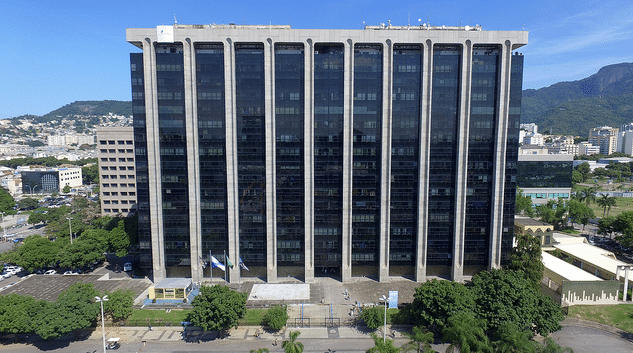 Prédio da Prefeitura do Rio de Janeiro visto de frente com céu azul ao fundo