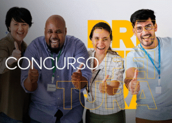 Grupo de quatro pessoas sorrindo e mostrando sinal de positivo com as mãos, com as palavras "CONCURSO" e "OPORTUNIDADE" em destaque.