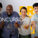 Grupo de quatro pessoas sorrindo e mostrando sinal de positivo com as mãos, com as palavras "CONCURSO" e "OPORTUNIDADE" em destaque.