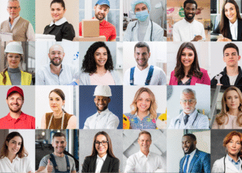 Grupo diverso de profissionais sorrindo, representando várias áreas como saúde, construção, serviços e comércio