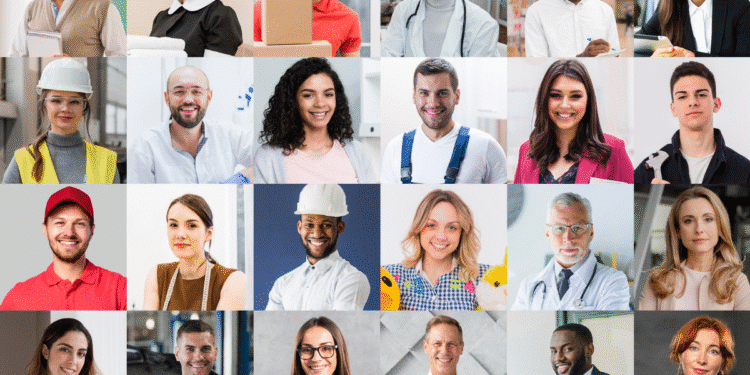 Grupo diverso de profissionais sorrindo, representando várias áreas como saúde, construção, serviços e comércio