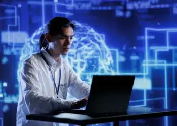 Profissional de tecnologia trabalhando em computador com fundo digital futurista.