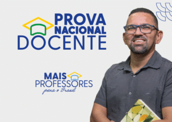 Homem sorridente segurando caderno com logo da Prova Nacional Docente e Mais Professores para o Brasil ao fundo