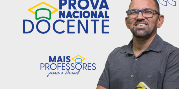 Homem sorridente segurando caderno com logo da Prova Nacional Docente e Mais Professores para o Brasil ao fundo