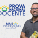 Homem sorridente segurando caderno com logo da Prova Nacional Docente e Mais Professores para o Brasil ao fundo