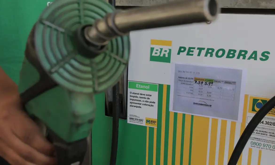 Redução preço da gasolina Bomba de combustível verde da Petrobras para etanol com etiqueta de preços destacando valores de gasolina, etanol e diesel.
