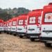 Várias ambulâncias SAMU 192 alinhadas em um terreno com paisagem de árvores e colinas ao fundo