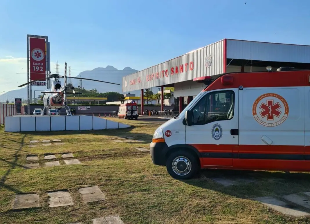 SAMU- Espírito Santo Helicóptero e ambulância do SAMU em Vitória, Espírito Santo, com o prédio da instituição ao fundo.