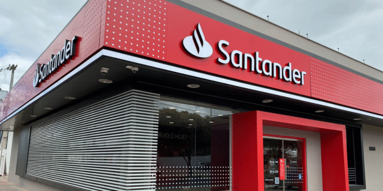 Fachada de agência bancária Santander com design moderno em vermelho e vidro espelhado
