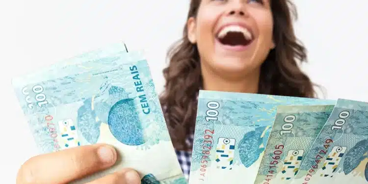 Pessoa segurando cédulas de dinheiro, representando o saque do FGTS por calamidade no valor de até R$ 6.220.