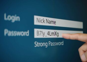 Um dedo apontando para um campo de senha em uma tela de login digital, onde se lê a senha forte "B7ly_4LmxG", com destaque para a segurança da informação em meio a vazamentos de dados.