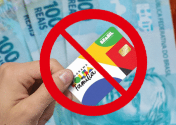 Cartão do Bolsa Família sendo destacado com a sobreposição de um símbolo de proibição, indicando a suspensão do pagamento para 2 milhões de beneficiários.