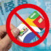 Cartão do Bolsa Família com um símbolo de proibição, ilustrando a suspensão do programa e possível cancelamento após 12 meses.
