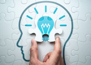 Imagem representando a ideia de raciocínio lógico com um quebra-cabeça e uma lâmpada como símbolo de solução e criatividade.