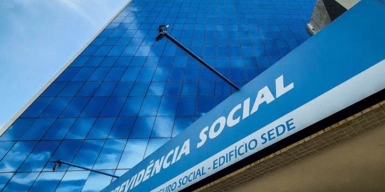 Fachada moderna em vidro azul do edifício sede da Previdência Social com letreiro em destaque
