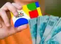 Cartão do Bolsa Família e dinheiro em espécie representando os pagamentos, valores adicionais e calendário do benefício em julho de 2026