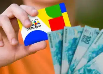 Cartão do Bolsa Família e dinheiro em espécie representando os pagamentos, valores adicionais e calendário do benefício em julho de 2026