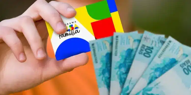 Cartão do Bolsa Família e dinheiro em espécie representando os pagamentos, valores adicionais e calendário do benefício em julho de 2026