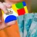 Cartão do Bolsa Família e dinheiro em espécie representando os pagamentos, valores adicionais e calendário do benefício em julho de 2026