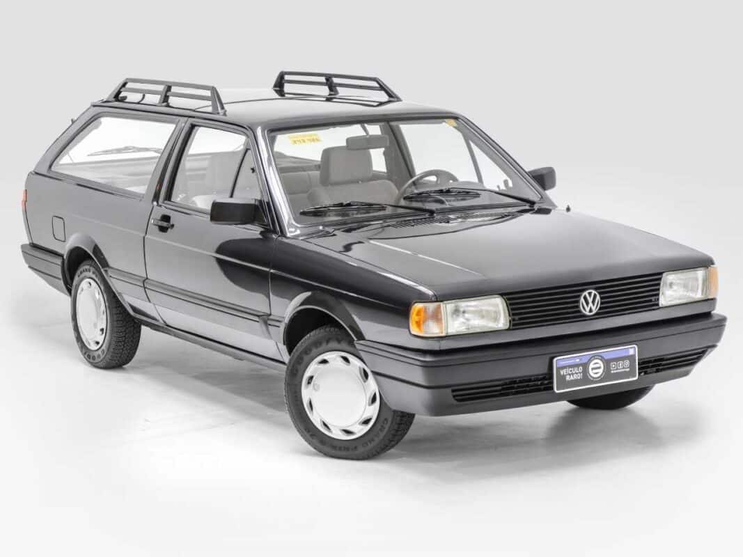 Carro Volkswagen Parati preto clássico de três portas em fundo branco