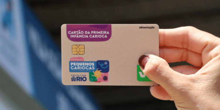 Pessoa segurando o Cartão da Primeira Infância Carioca do programa Pequenos Cariocas, benefício de alimentação da Prefeitura do Rio.