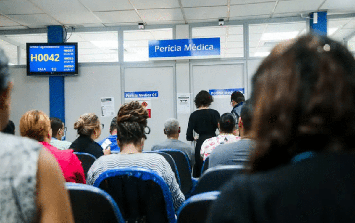 Atendimento do INSS em Minas Gerais Pessoas aguardando atendimento na sala de perícia médica do INSS.