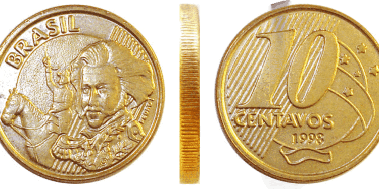 Moeda brasileira de 10 centavos, ano 1998, mostrando o anverso (busto de D. Pedro I), o reverso (valor 10 centavos) e o corte lateral. Esta é a moeda de 10 centavos de 1998 que pode valer R$ 100 se apresentar o erro de reverso horizontal.