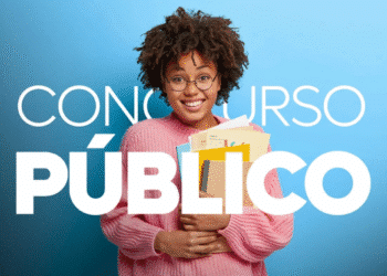 Jovem sorrindo segurando cadernos com a expressão “Concurso Público” ao fundo.