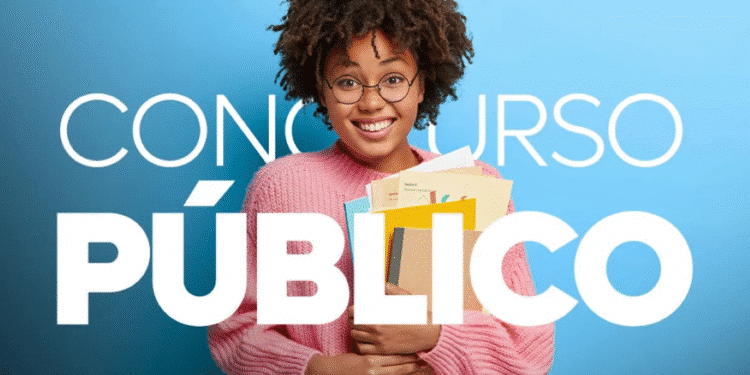Jovem sorrindo segurando cadernos com a expressão “Concurso Público” ao fundo.