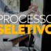 Pessoas analisando gráficos em ambiente de trabalho com destaque para o texto “Processo Seletivo”