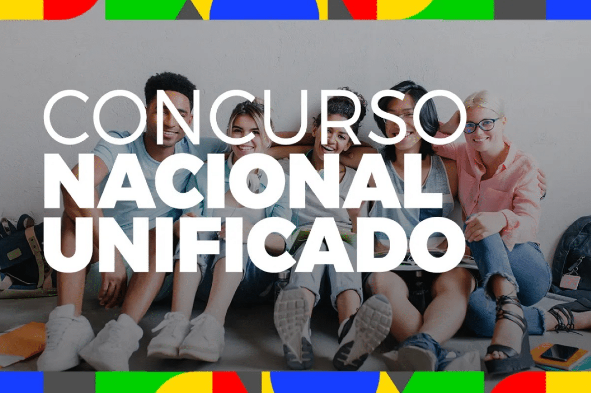 Grupo de jovens sentados sorrindo, com o texto “Concurso Nacional Unificado” sobre a imagem.