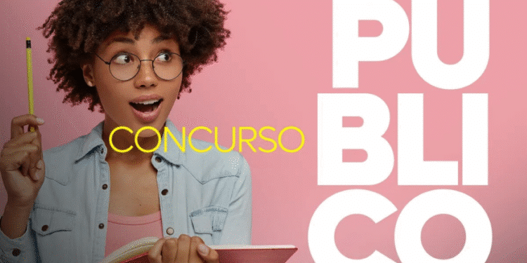 Jovem mulher com cabelo cacheado, óculos e expressão de surpresa, segurando lápis amarelo e livro vermelho aberto, em fundo rosa com texto "Concurso Público".