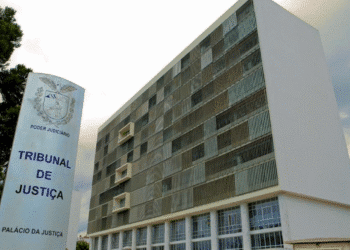 Fachada do Tribunal de Justiça com placa institucional na entrada.
