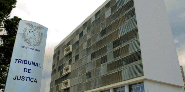 Fachada do Tribunal de Justiça com placa institucional na entrada.