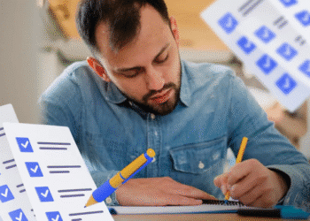 Homem concentrado escrevendo em caderno com lápis, cercado por ícones flutuantes de checklists azuis, ilustrando preparação ou organização para tarefas.