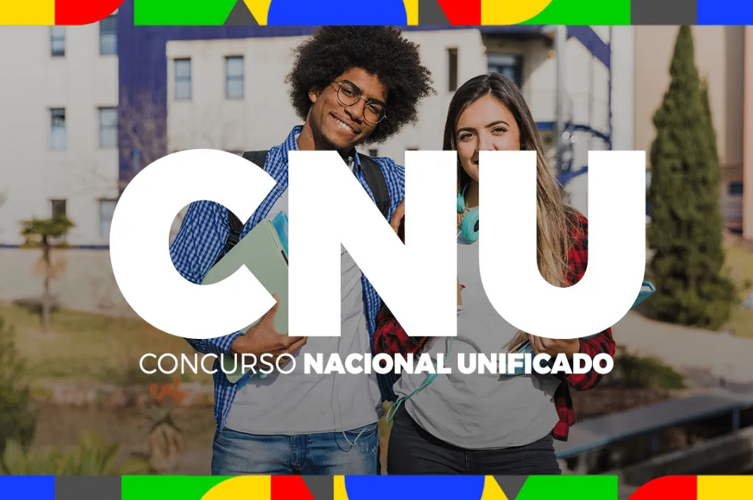 CNU 2025: confira se será permitido entrar com recursos após a divulgação dos resultados Dois jovens estudantes em pé ao ar livre, um homem com cabelo afro e óculos segurando um livro, e uma mulher com fones de ouvido, ambos sorrindo, com o texto "CNU" em letras grandes brancas e "CONCURSO NACIONAL UNIFICADO" abaixo.