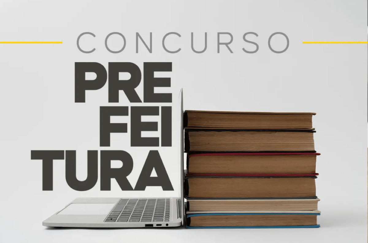 Notebook ao lado de pilha de livros com a palavra “Concurso Prefeitura” em destaque.