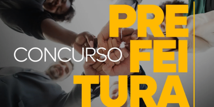 Pessoas diversas com as mãos unidas em círculo vistas de baixo para cima, com texto "CONCURSO PREFEITURA"