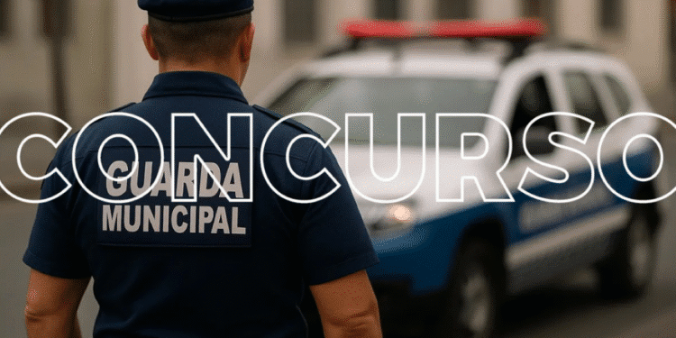 Guarda municipal de costas, vestindo uniforme azul e boné, ao lado de viatura policial branca com luzes vermelhas acesas, em rua urbana com edifícios ao fundo, e texto promocional "CONCURSO GUARDA MUNICIPAL".