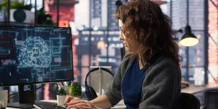 Mulher trabalhando com sistema de inteligência artificial em escritório contemporâneo