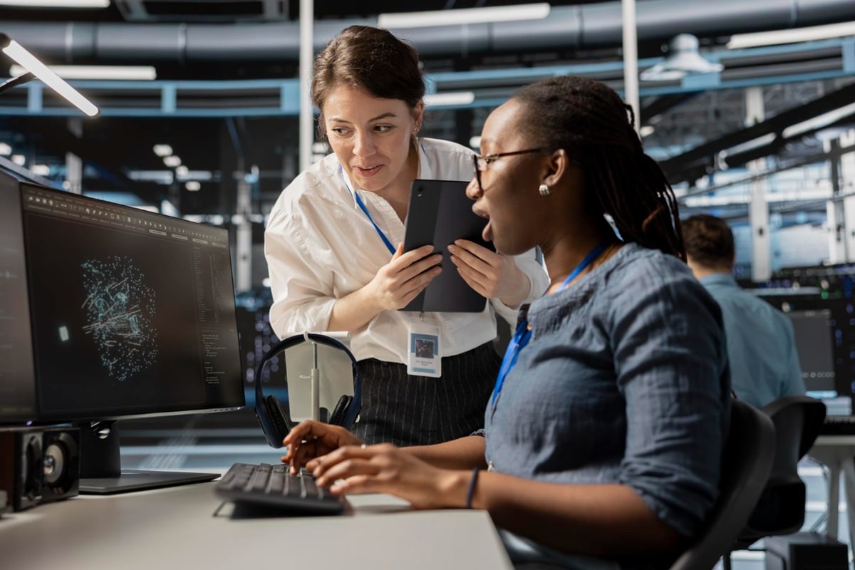 Profissionais colaborando em projeto de inteligência artificial em ambiente corporativo moderno.