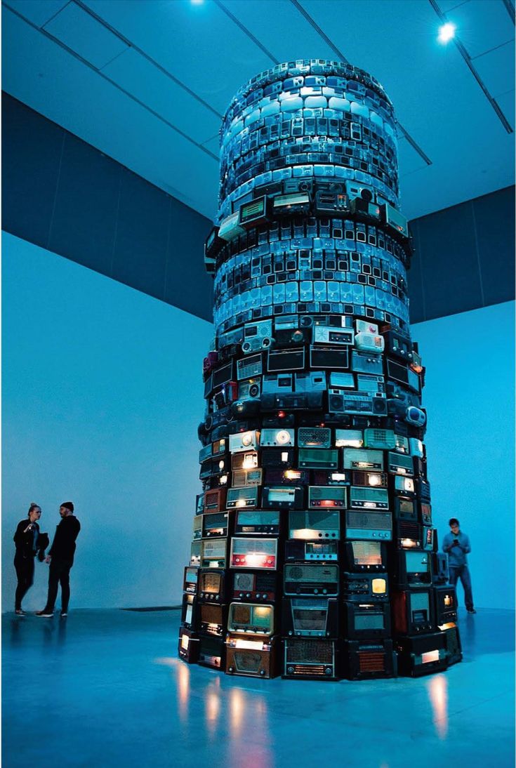 Instalação 'Babel' de Cildo Meireles, uma grande torre cilíndrica de 5 metros de altura feita com centenas de rádios antigos empilhados, em exposição na Tate Modern, Londres.
