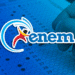 Logotipo do ENEM sobre imagem de cartão de respostas sendo preenchido com caneta.