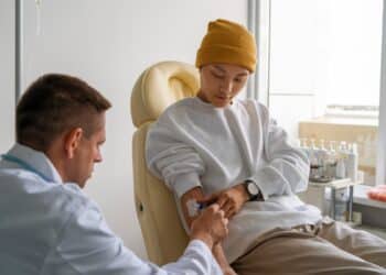 Jovem paciente recebendo atendimento médico oncológico em ambiente hospitalar