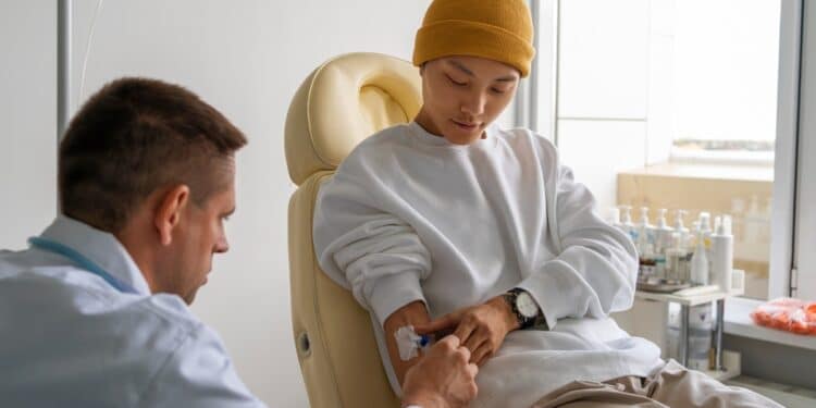 Jovem paciente recebendo atendimento médico oncológico em ambiente hospitalar