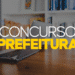 Imagem com notebook sobre a mesa e texto “Concurso Prefeitura”.